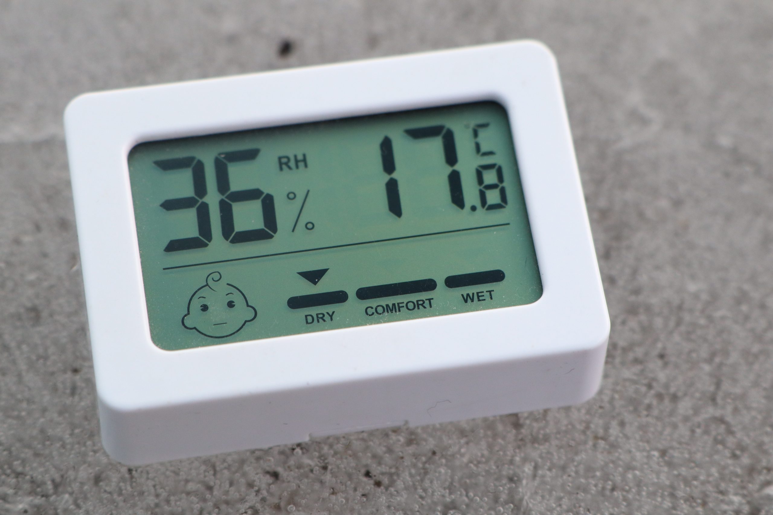 Дигитален хигрометър показва 36% влажност и 17.8&deg;C в стая